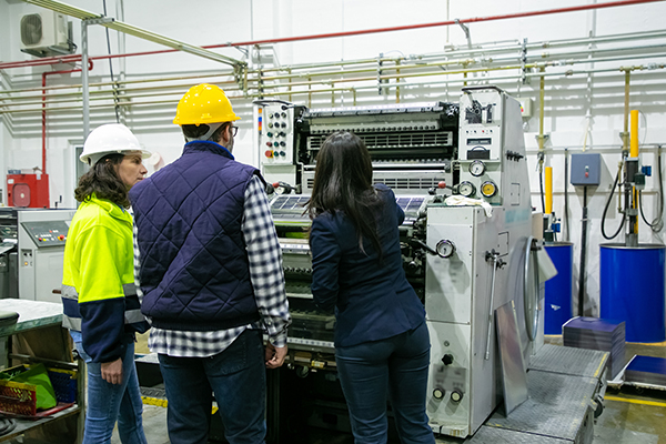 女性スタッフによる中古印刷機の査定対応の様子